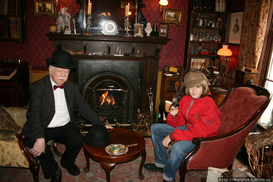 слева — доктор Ватсон, а справа некто, выдающий себя за м-ра Холмса Лондон, Великобритания