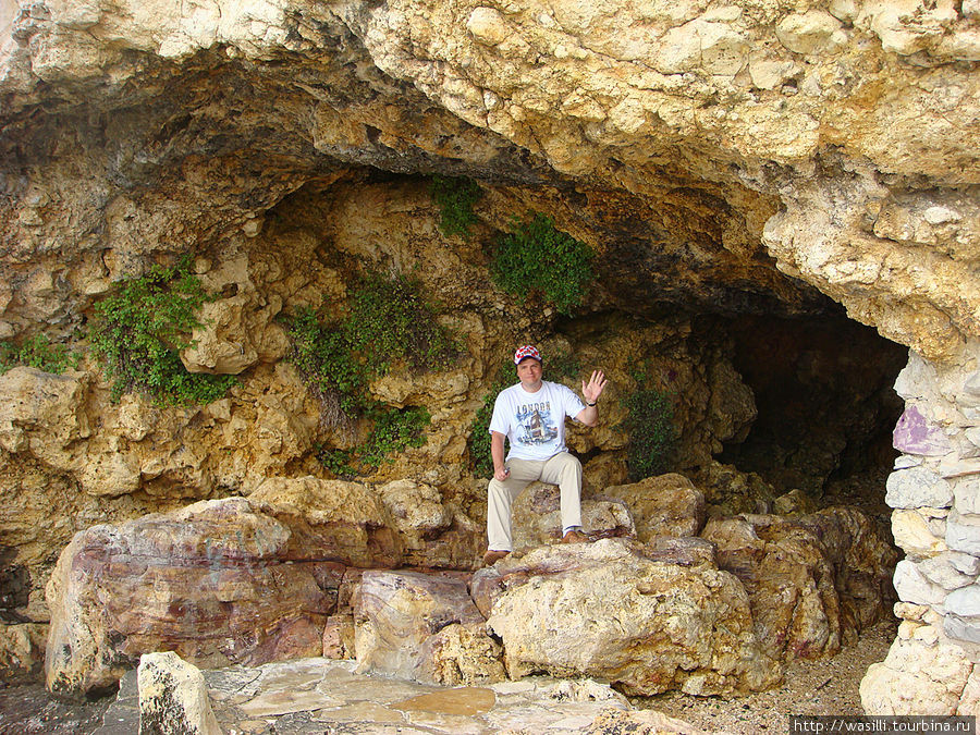Живописные пещерки в утёсах Ровня. Ровинь, Хорватия