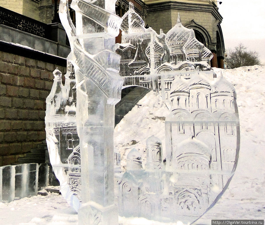 Скульпторы постарались воспроизвести храм во льду Екатеринбург, Россия