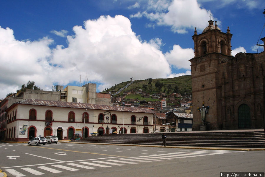 Главная площадь Пуно конечно Пласа де Армас Вдали Холм Уахсапата, с которого весь город как на ладони Пуно, Перу