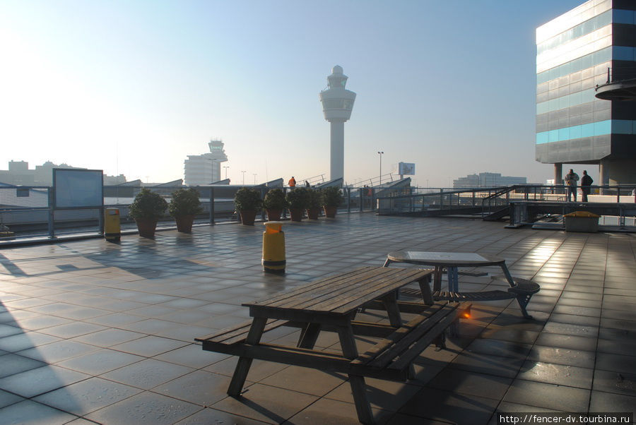 Кстати, отличные виды здесь открываются не только на летное поле, но и на здания аэропортового комплекса Амстердам, Нидерланды