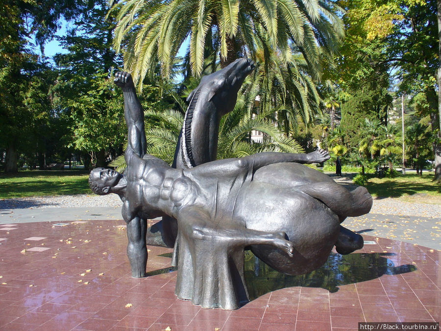 Забавный памятник напротив администрации Президента Абхазии. Забавный памятник напротив администрации Президента Абхазии.