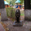 Парк охраняет несколько скульптурных львов.