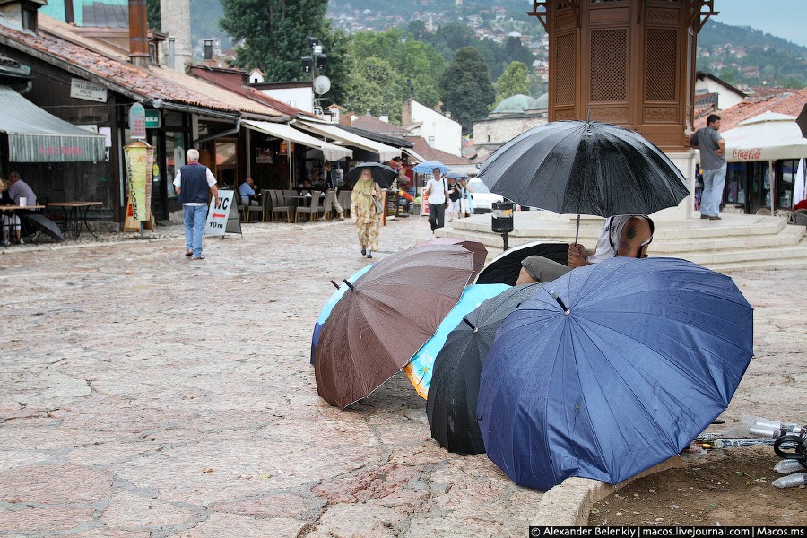 За все три недели путешествия по Балканам единственный пасмурный день с дождиком пришелся именно на Сараево. Здесь это тоже редкость и люди не готовы к тому, что с неба что-то на них капает. Поэтому торговцы зонтиками моментально появились на улицах, спасать сараевчан. Сараево, Босния и Герцеговина