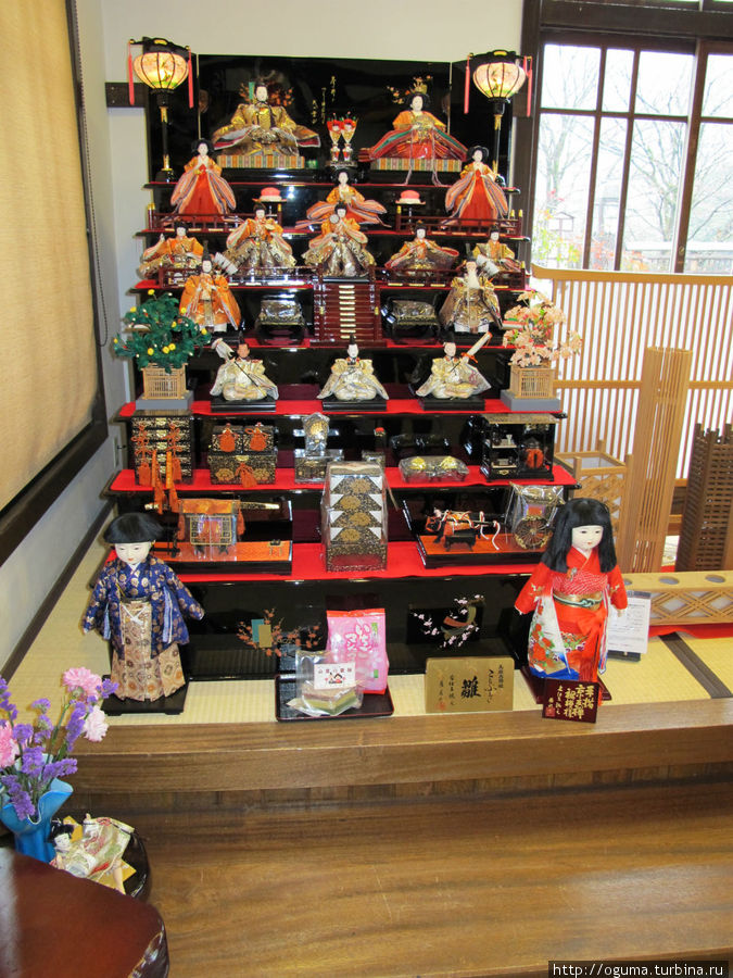 Хинадана — полный набор кукол хина. Не всякая семья может себе такой позволить. На самом верху сидят сидят император O-Дайри-Сама и императрица О-Хина-Сама. Дальше по рангам.