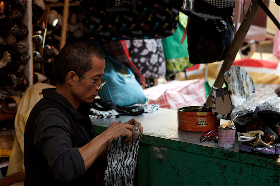 Вокруг расположены улочки, вдоль которых ютятся небольшие кафе и магазинчики. Иногда можно наткнуться на маленькие рынки или секонд-хенды, в одном из которых я прикупил себе балоневую дутую жилетку, так как не расчитывал на такой холод по вечерам Вокруг расположены улочки, вдоль которых ютятся небольшие кафе и магазинчики. Иногда можно наткнуться на маленькие рынки или секонд-хенды, в одном из которых я прикупил себе балоневую дутую жилетку, так как не расчитывал на такой холод по вечерам