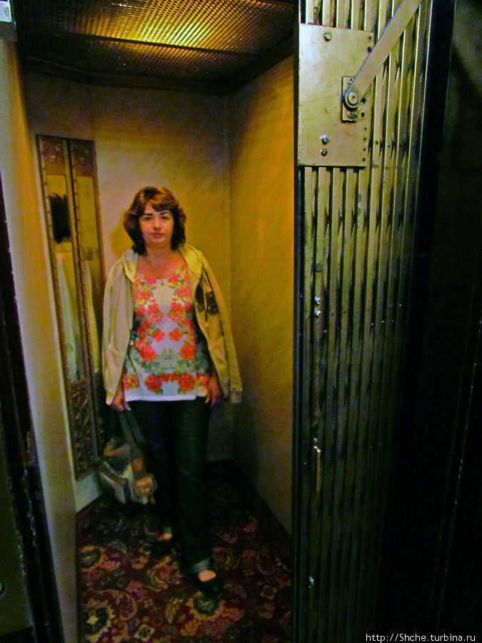 маленький лифт с механическими дверями — раритет Нью-Йорк, CША