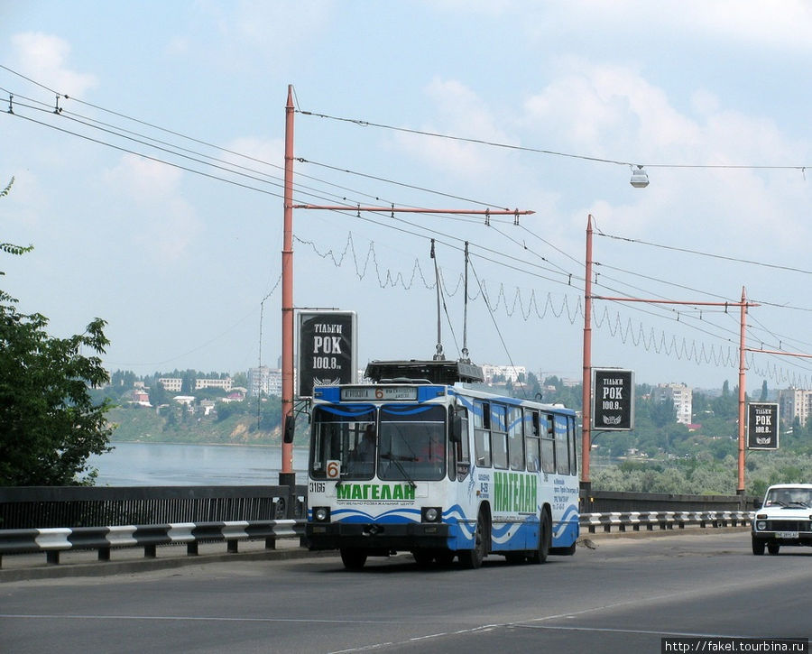 Троллейбус ЮМЗ Т2 на мосту через реку Ингул Николаев, Украина