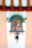 Барельеф святых Кирилла и Мефодия на внешней стене здания.
