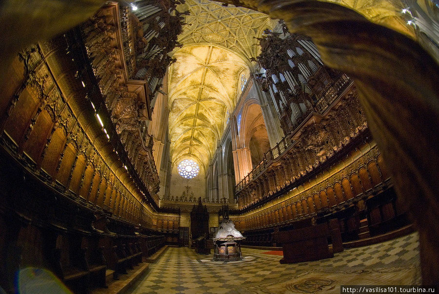 Внутри Севильского кафедрального собора Севилья, Испания