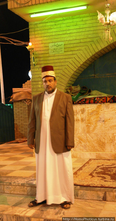Священник  — настоятель мечети Дома Али Ан-Наджаф, Ирак