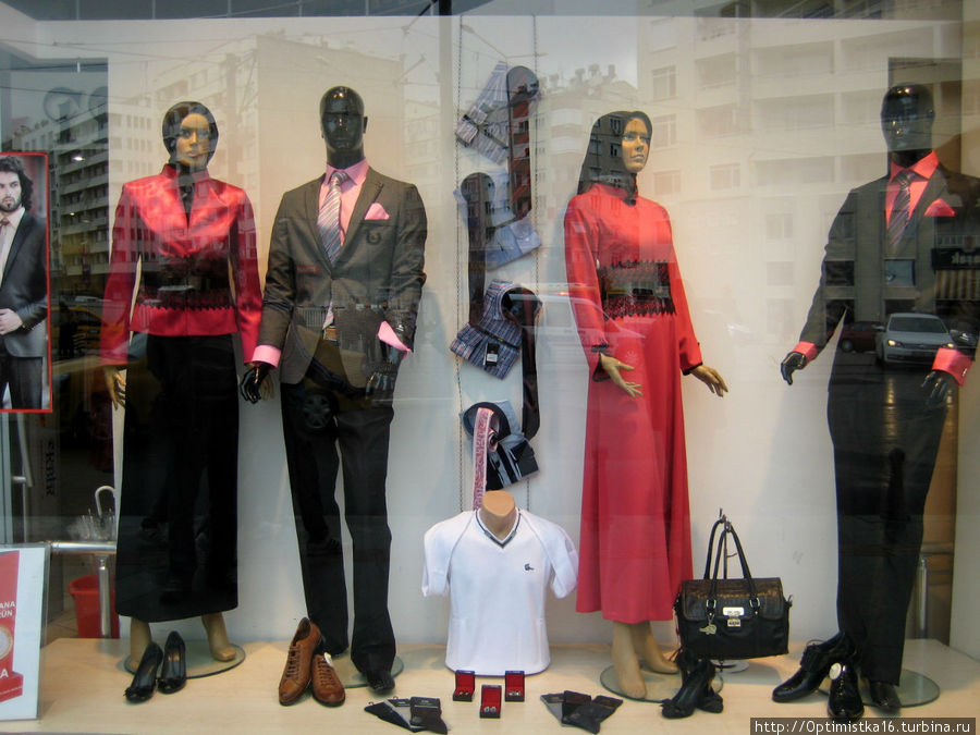 Но встречаются и такие магазины для мусульманок Но встречаются и такие магазины для мусульманок