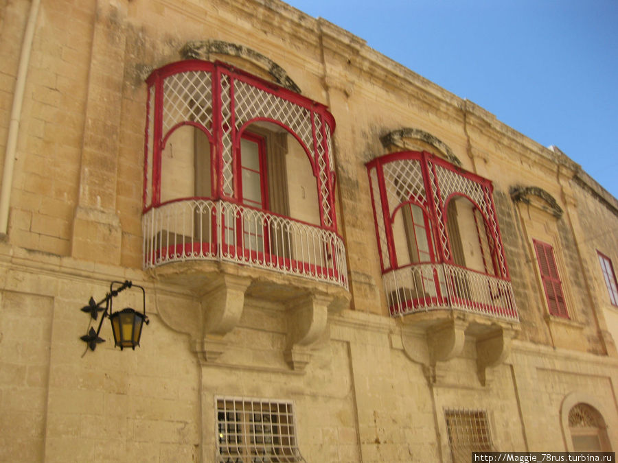 После переноса столицы из Мдины в Валлетту часть жителей переехала туда, но большинство семей аристократов остались в домах, которые сейчас принадлежат их потомкам. Мдина, Мальта