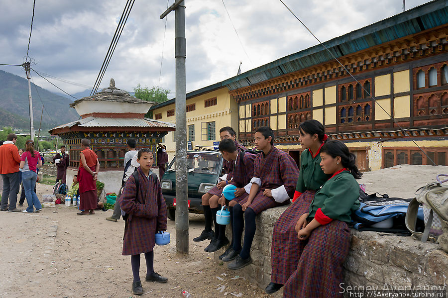 Школьники. В бидончиках — обед Бутан