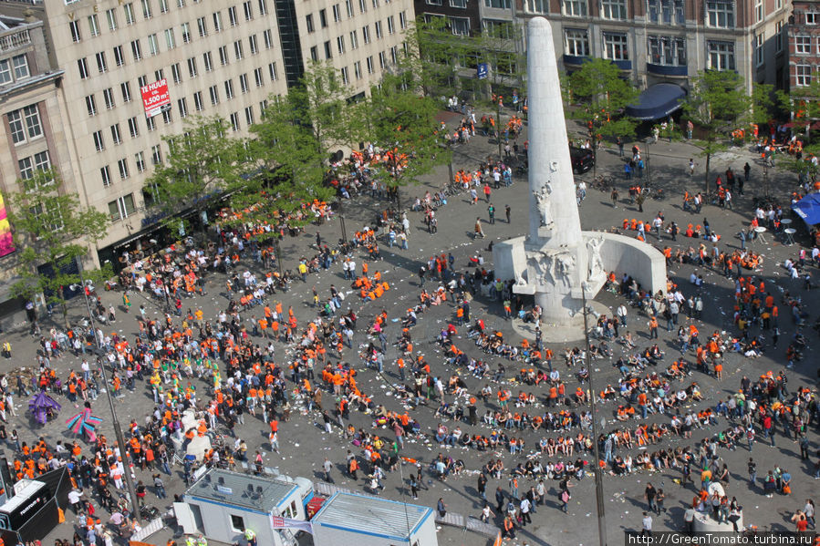 площадь Дам в День Королевы с высоты колеса обозрения. Амстердам, Нидерланды