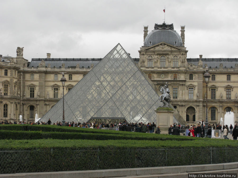 Лувр (днём) Париж, Франция