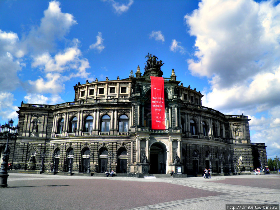 Театральная площадь, названная в честь расположенного здесь оперного театра. Во время бомбежки здание было разрушено и восстановлено в 1985 году по старым чертежам. Дрезден, Германия