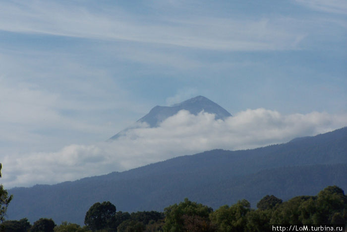 Попокате́петль — действующий вулкан в Мексике. Название происходит от двух слов на языке науатль: попока — «дымящийся» и тепетль — «холм», то есть Дымящийся холм. Мексика
