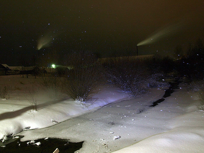 Ночь, ручей на окраине Каргополя. Весь свет — искусственный, принесенный с собой :) Каргополь, Россия