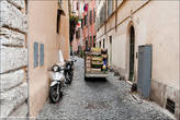 Типичная римская улочка-скутера, брусчатка, белье из окон. Малая ширина улиц и высокие дома создают неповторимый уют и атмосферу, которую ощущаешь только в вечном городе.