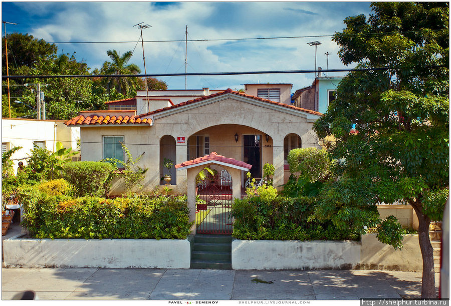 Если у кубинца есть тут жилье — он считается супер зажиточным. Территория всей косы Варадеро охраняется войсками и патрулируется по суше и с моря. Если у кубинца есть тут жилье — он считается супер зажиточным. Территория всей косы Варадеро охраняется войсками и патрулируется по суше и с моря.