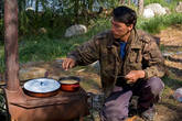 Летом Артём готовит пищу на улице.
