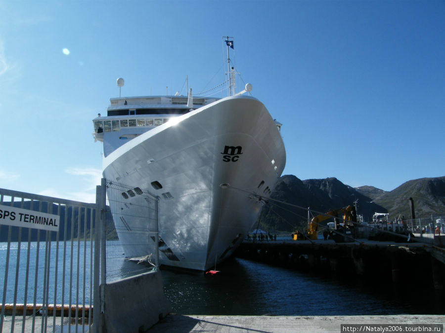 Корабль привез в Хонниннсвог туристов, которые далее следуют на Нордкап. Хоннинсвог, Норвегия