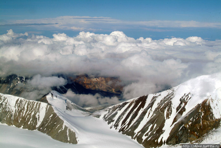 Пилот сказал, что погода позволяет нам приземлиться на высоте 9500 футов (ок. 3000 м) прямо на ледник, около базы альпинистов. Возражений не было. Национальный парк Денали, CША