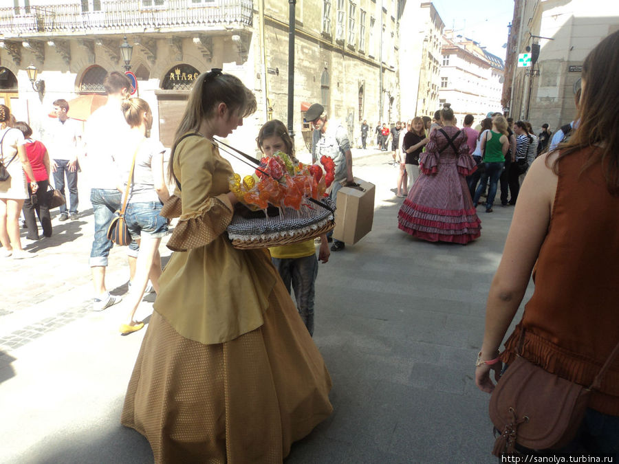 У кисейной барышни можно купить огромного сахарного петушка Львов, Украина