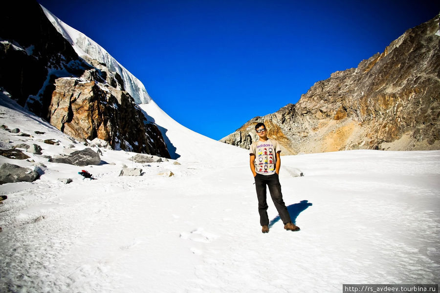 Вокруг снег, но солнце очень жарит и совсем не холодно Гора Эверест (8848м), Непал