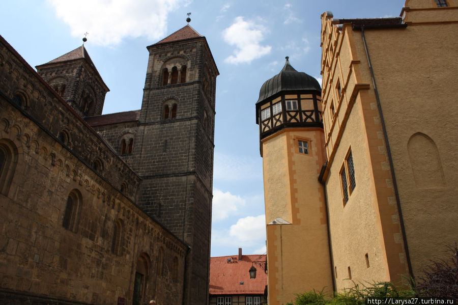 Шлосберг. Слева — здание собора, освящённое в 1129 г. Кведлинбург, Германия