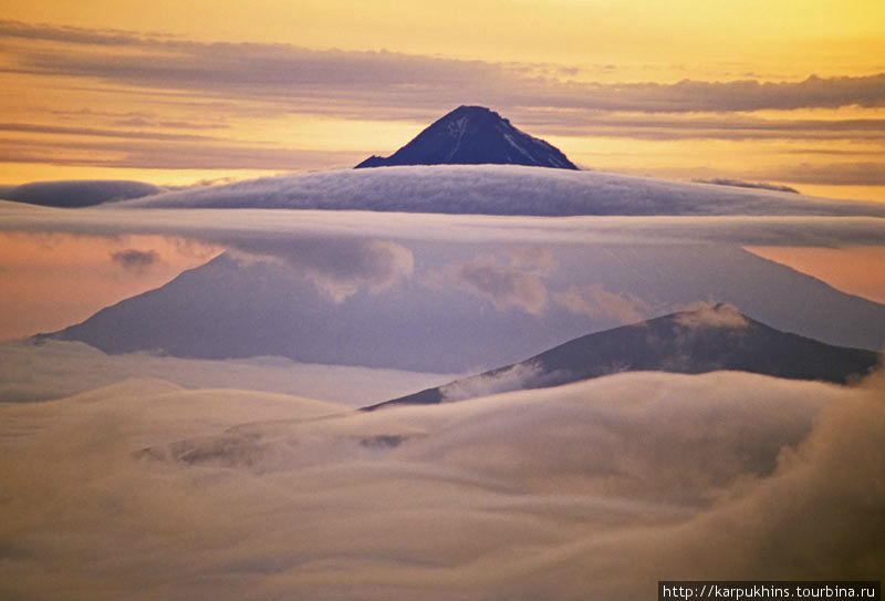 А здесь конус вулкана Опала, в причудливом облачном оформлении. Также притянуто длиннофокусным объективом — 300мм. Горелый вулкан (1830м), Россия
