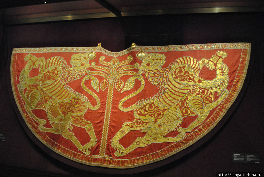 Коронационная мантия, выполненная в арабско-норманнском стиле. Была изготовлена в Палермо в 1133-34 гг. На мантии изображена пальма — символ Древа жизни и львы, напаающие на верблюдов. Вена, Австрия
