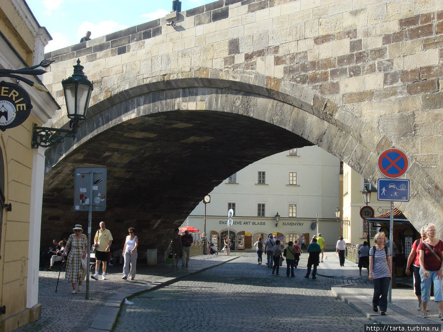 Набережная Чертовки проходит под Карловым мостом Прага, Чехия