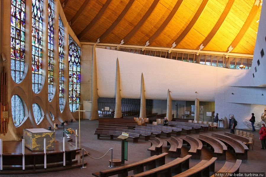 Церковь Жанны д’Арк, внутреннее убранство. Руан, Франция