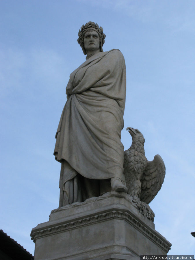 статуя Данте. Она поставлена лет через шестьсот после смерти поэта Флоренция, Италия