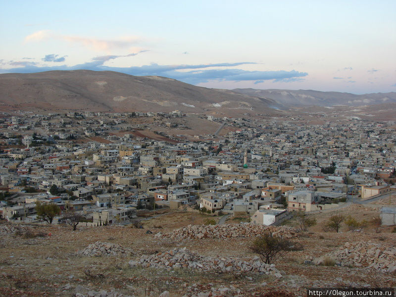 Городок Эрсаль на севере Ливана, за горами уже Сирия