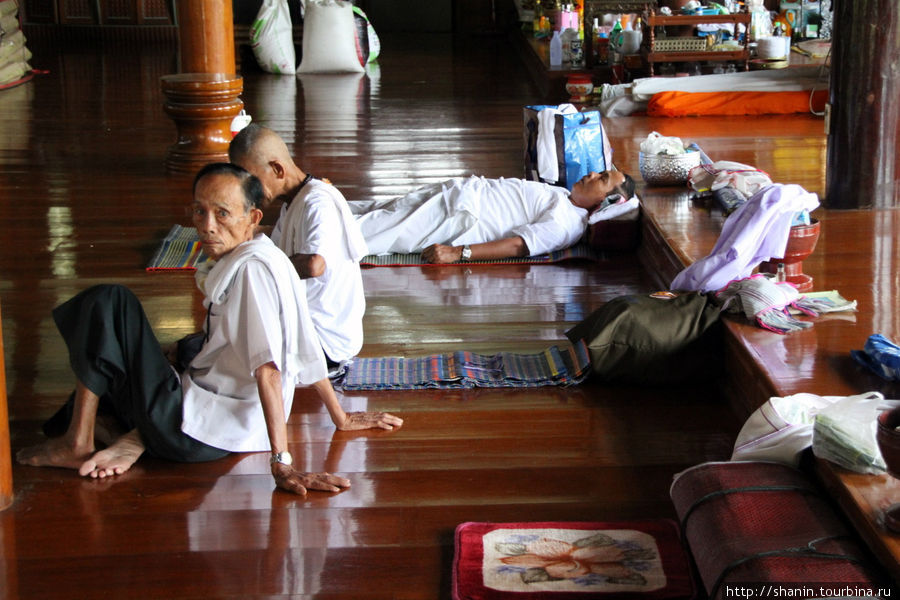 Атмосфера в монастыре чисто домашняя, расслабленная Мае-Хонг-Сон, Таиланд