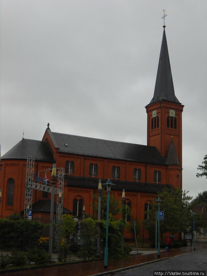 Парадный вид церкви Ноймюнстер, Германия