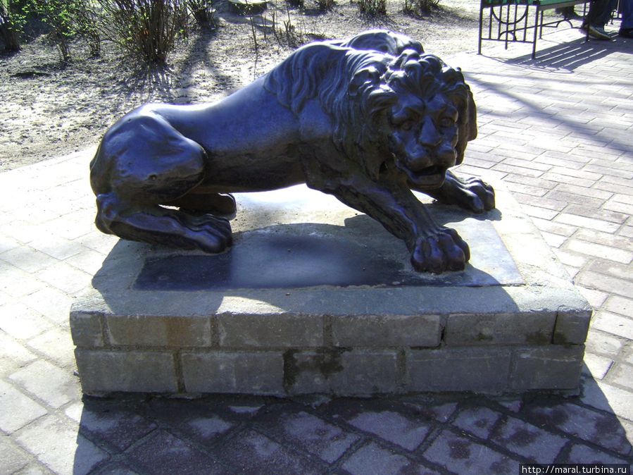 Этот бронзовый лев переехал в Смоленск в парк Блонье из имения Германа Геринга в 1945 году Смоленск, Россия