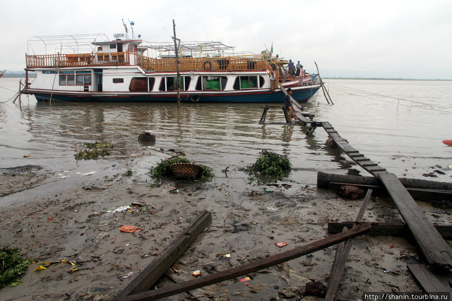 Прогулочная лодка у пристани в Мандалае Мингун, Мьянма