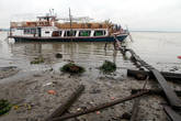 Прогулочная лодка у пристани в Мандалае