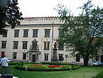 памятник главе города Кракова Николаю Зубликивич. Сразу за ним здание Краковской мэрии.