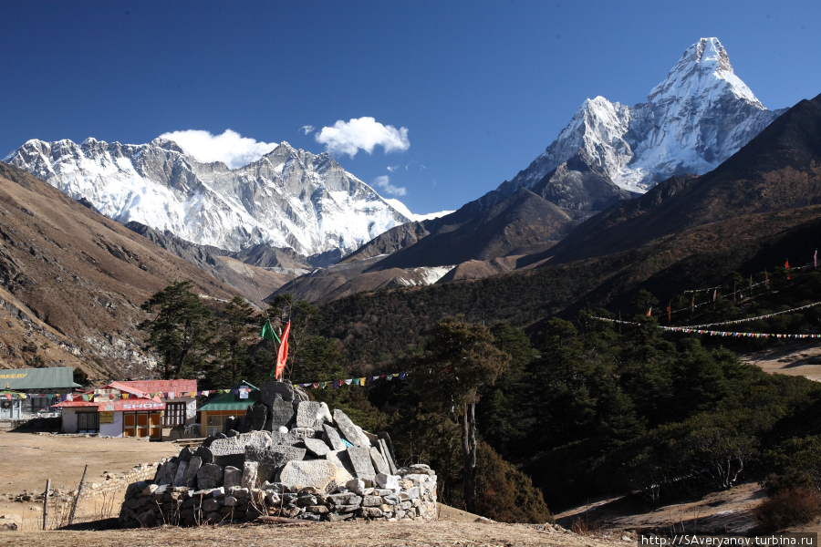Вид от монастыря Тьянгбоче на массив Эвереста и Амадаблам Намче-Базар, Непал