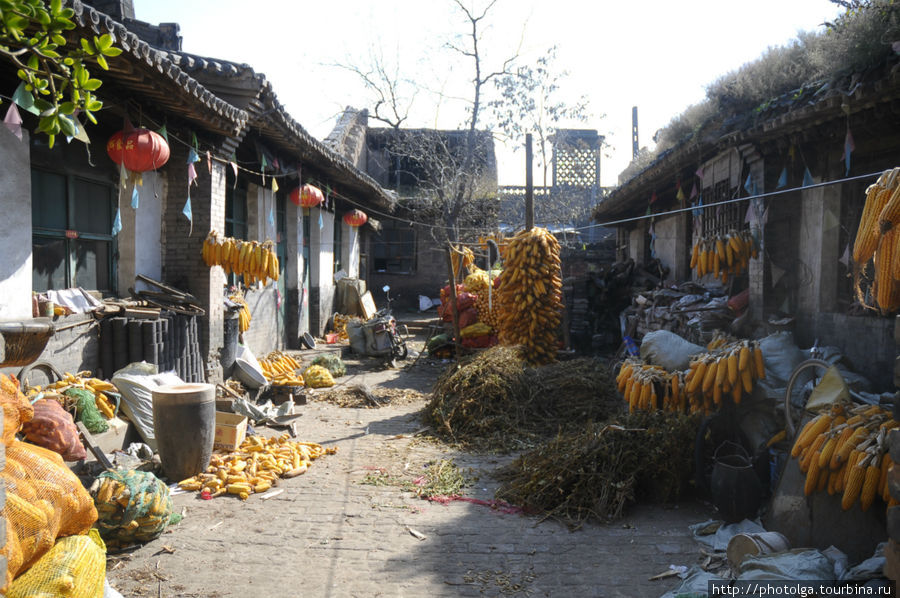 один из внутренних двориков Пиньяо. Сушится кукуруза Цзиньчжун, Китай