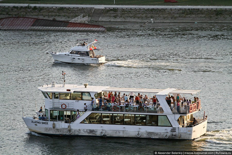 По Дунаю ходят всякие разные прогулочные теплоходы и катера. Прямо как у нас. Белград, Сербия