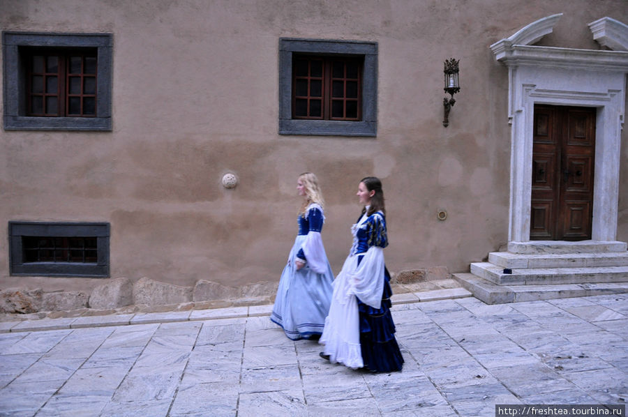 Это не съемки фильма — в таких костюмах гиды по замку водят экскурсии. Бойнице, Словакия