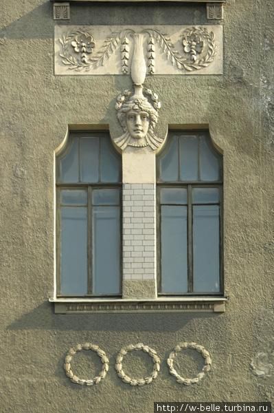 Элемент декора окна дома 21А, проспект Добролюбова. Санкт-Петербург, Россия