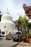 На территории тайской части монастыря есть большая белая ступа не совсем обычной формы