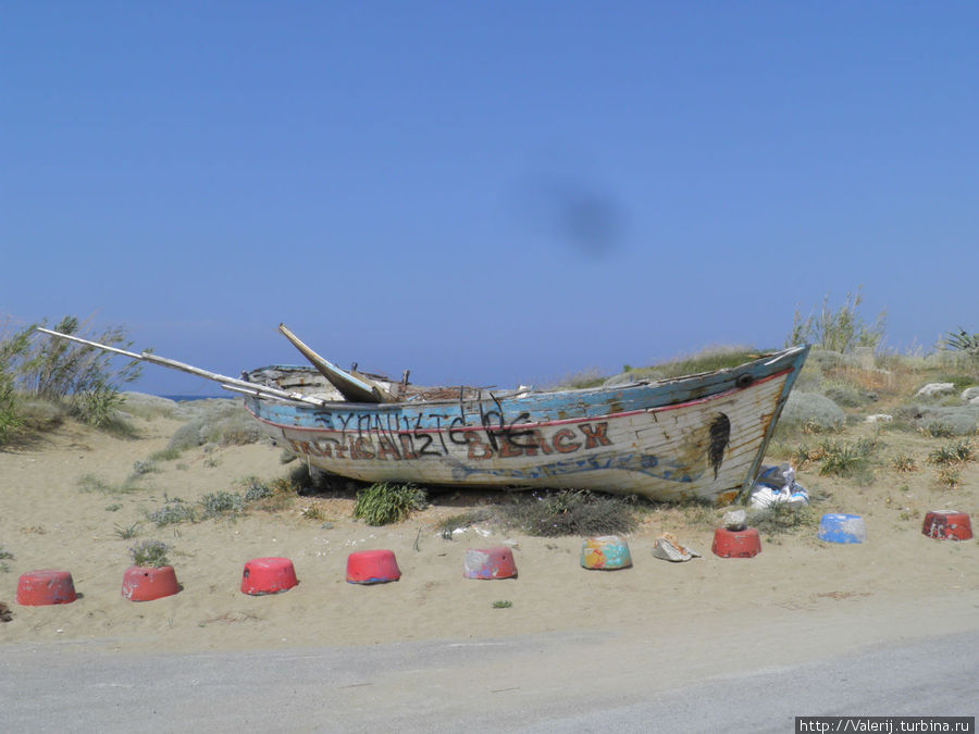 Что — то лодка на берегу подзадержалась Малия, Греция